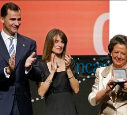 Los Príncipes de Asturias entregan a la alcaldesa de Valencia, Rita Barberá, la Medalla de Oro que concede la Cámara de Comercio de Valencia