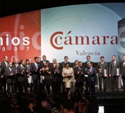 Foto de familia de los Príncipes de Asturias junto a los premiados con los galardones que concede la Cámara de Comercio de Valencia