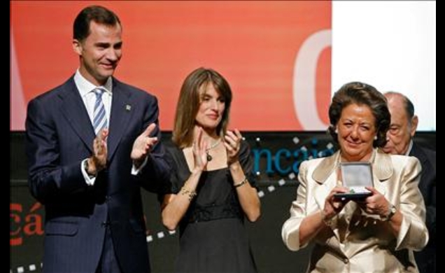 Los Príncipes de Asturias entregan a la alcaldesa de Valencia, Rita Barberá, la Medalla de Oro que concede la Cámara de Comercio de Valencia