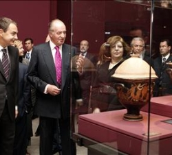 Su Majestad, acompañado por el presidente del Gobierno, durante su visita a la exposición "España. Encrucijada de Civilizaciones"