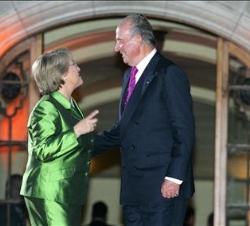 Don Juan Carlos es recibido por la Presidenta Bachelet, a su llegada al Club Hípico de Santiago para asistir a la ceremonia de apertura de la Cumbre
