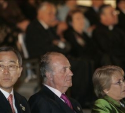 El Rey, durante la ceremonia de apertura de la Cumbre, junto al Secretario General de Naciones Unidas, Ban Ki-moon, y la Presidenta de Chile, Michelle