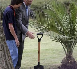 Don Juan Carlos planta un árbol en la inauguración del Parque Iberoamericano