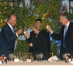 Su Majestad brinda con la Presidenta Bachelet y el Presidente Kirchner en la Cena oficial ofrecida por la Presidenta de Chile