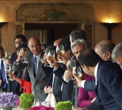 Don Juan Carlos brinda con el resto de mandatarios en el almuerzo ofrecido por la Presidenta Bachelet