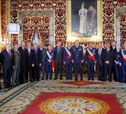 Don Juan Carlos junto a los integrantes de la Comisión de la XIII Promoción de la Academia General del Aire