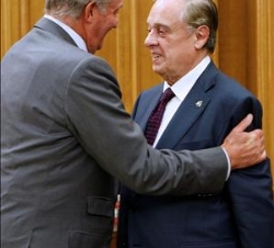 Don Juan Carlos saluda presidente de la Real Academia de Ciencias Morales y Políticas, Sabino Fernández Campo