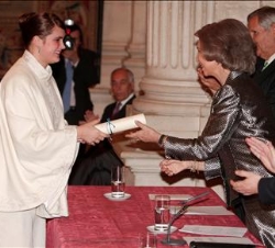 Su Majestad la Reina entrega el premio a Camila de Szyszlo, que recogió el galardón en nombre de Blanca Varela