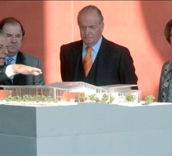 Los Reyes atienden a las explicaciones del arquitecto Ricardo Bofill, en presencia del presidente de la Junta de Castilla y León