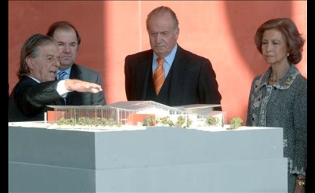 Los Reyes atienden a las explicaciones del arquitecto Ricardo Bofill, en presencia del presidente de la Junta de Castilla y León