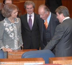 Los Reyes, durante su visita al Hemiciclo, con el presidente de las Cortes y del ministro de Cultura