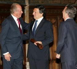 Don Juan Carlos saluda al Presidente de la Comisión Europea, José Manuel Durão Barroso, tras hacerle entrega del galardón, en presencia del presidente