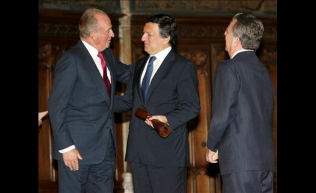 Don Juan Carlos saluda al Presidente de la Comisión Europea, José Manuel Durão Barroso, tras hacerle entrega del galardón, en presencia del presidente