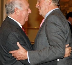 Don Juan Carlos saluda al ex Presidente de Chile y Presidente del Club de Madrid, Ricardo Lagos