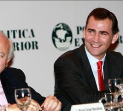 El Príncipe de Asturias, junto al ministro de Asuntos Exteriores, Miguel Ángel Moratinos, en la conmemoración del XX aniversario de la revista "P