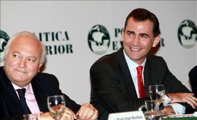 El Príncipe de Asturias, junto al ministro de Asuntos Exteriores, Miguel Ángel Moratinos, en la conmemoración del XX aniversario de la revista "Políti