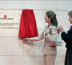 La Infanta descubre una placa conmemorativa, en presencia de la presidenta de la Comunidad de Madrid