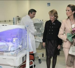 Doña Elena, durante su visita a las instalaciones, acompañada por la presidenta de la Comunidad de Madrid