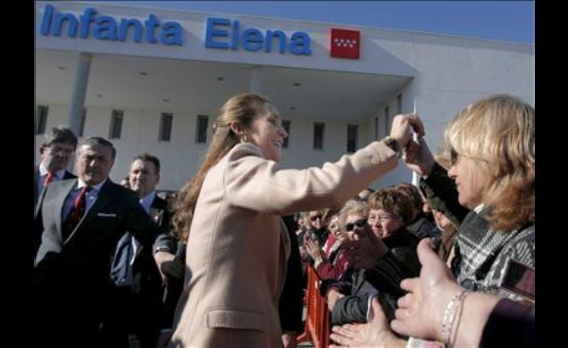 Doña Elena saluda a los numerosos ciudadanos que le brindaron una cariñosa bienvenida
