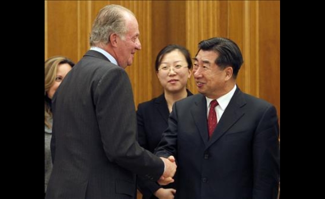 Su Majestad el Rey saluda al Viceprimer Ministro del Consejo de Estado de la República Popular China