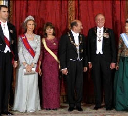 Sus Majestades los Reyes junto a Sus Altezas Reales los Príncipes de Asturias y Sus Excelencias el Presidente de Rumanía y la señora Basescu