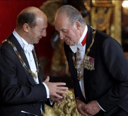 Don Juan Carlos recibe el saludo del Preisidente de Rumanía