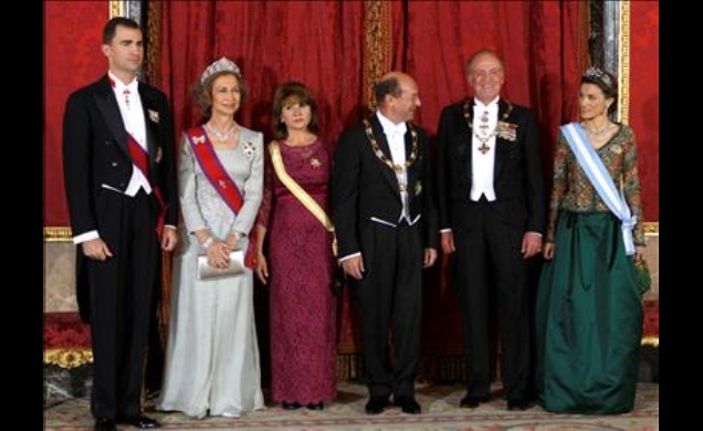 Sus Majestades los Reyes junto a Sus Altezas Reales los Príncipes de Asturias y Sus Excelencias el Presidente de Rumanía y la señora Basescu