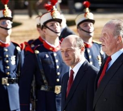 Don Juan Carlos y el Presidente de Rumanía, Traian Basescu, pasan revista a una compañía de honores