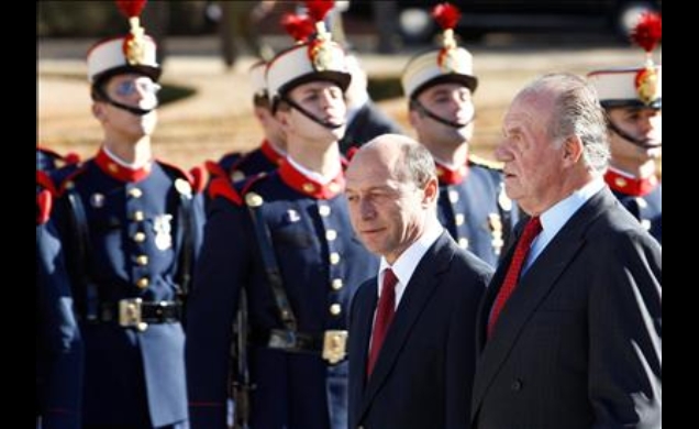 Don Juan Carlos y el Presidente de Rumanía, Traian Basescu, pasan revista a una compañía de honores