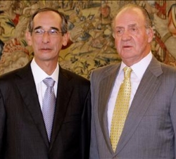 Don Juan Carlos con el Presidente electo de Guatemala, Álvaro Colom