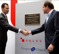 Su Alteza Real saluda al presidente ejecutivo del Grupo Uriach, Enrique Uriach, tras descubrir una placa conmemorativa