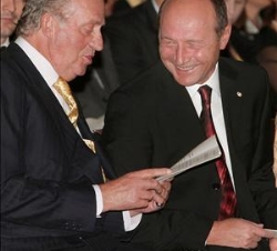 Don Juan Carlos conversa con el Presidente de Rumanía, momentos antes de dar comienzo el concierto