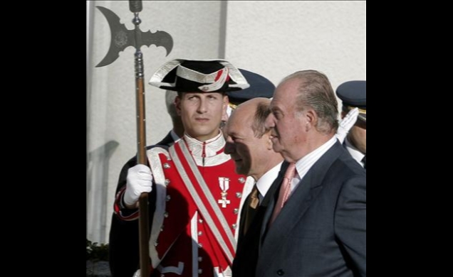 Su Majestad el Rey, junto a Su Excelencia el Presidente de Rumanía, pasan revista a las tropas