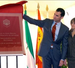 Don Felipe descubre una placa conmemorativa de la inauguración, en presencia de la Princesa de Asturias