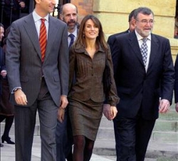 Sus Altezas Reales los Príncipes de Asturias junto al rector de la Universidad de Cordoba, a su salida del Rectorado