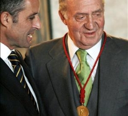 Don Juan Carlos conversa con el presidente de la Comunidad Valenciana, Francisco Camps, tras recibir la Alta Distinción de la Generalitat