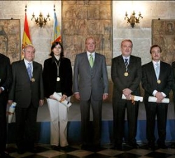 Don Juan Carlos con los galardonados con los Premios Jaime I