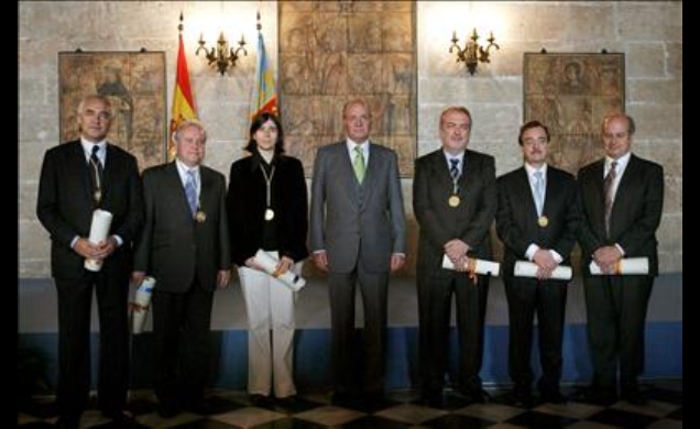 Don Juan Carlos con los galardonados con los Premios Jaime I