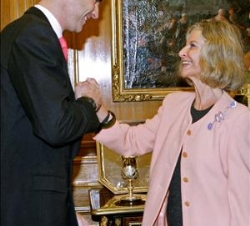 El Príncipe de Asturias saluda a la presidenta de la Fundación