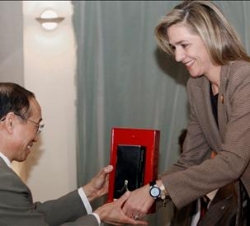 Su Alteza Real entrega el galardón a Hu Zhencai, editor senior de la Casa Editorial de la Cultura Popular China