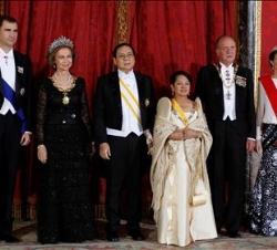 Sus Majestades los Reyes, acompañados de Sus Altezas Reales los Príncipes de Asturias, de la Presidenta de Filipinas, Gloria Macapagal-Arroyo, y su es