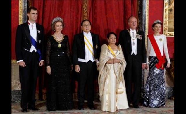 Sus Majestades los Reyes, acompañados de Sus Altezas Reales los Príncipes de Asturias, de la Presidenta de Filipinas, Gloria Macapagal-Arroyo, y su es