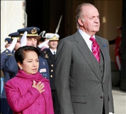 Don Juan Carlos y la Presidenta de Filipinas durante la interpretación de los Himnos Nacionales