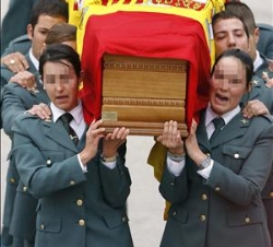 Compañeros del guardia civil Fernando Trapero Blázquez, portando el feretro durante el funeral
