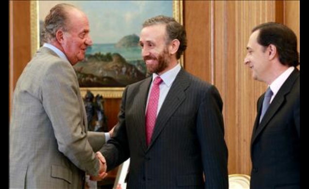 Don Juan Carlos saluda al director de "Marca" y al director adjunto al consejero delegado de Unidad Editorial