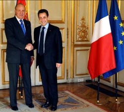 Don Juan Carlos saluda al Presidente francés, Nicolas Sarkozy