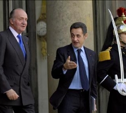 Don Juan Carlos y el Presidente, Nicolas Sarkozy tras el almuerzo que compartieron en el Palacio del Elíseo en París