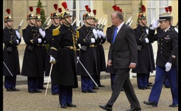 Su Majestad el Rey pasa revista a la guardia de honor presidencial a su llegada al Palacio del Elíseo en París