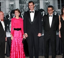 Los Príncipes de Asturias, a su llegada, con el embajador de los Estados Unidos de América, y el presidente de la Cámara de Comercio Americana en Espa
