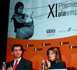 Los Príncipes de Asturias, en la mesa presidencial, durante la entrega de premios